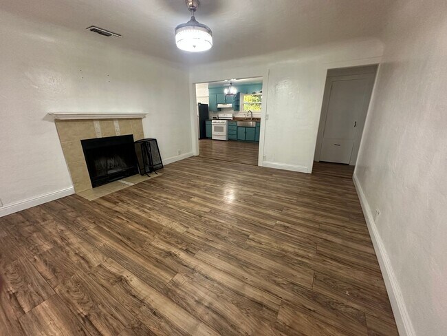 301 Ainsley Ave in Yuba City, CA - Foto de edificio - Building Photo