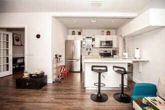 1050 NW 46th St in Miami, FL - Building Photo - Building Photo