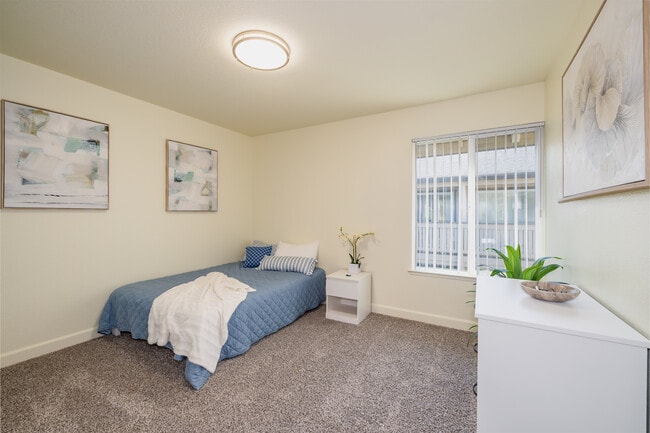 Almondwood Apartments in Davis, CA - Foto de edificio - Interior Photo