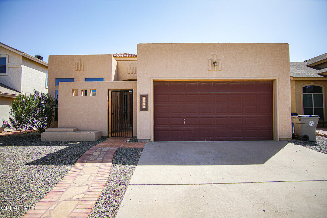 5484 Francisco Roque Dr in El Paso, TX - Building Photo