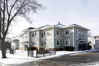 Cecil Newman Apartments in Minneapolis, MN - Foto de edificio - Building Photo