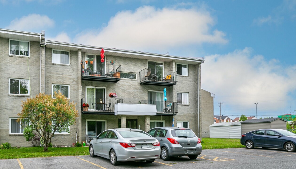 33 De L'aqueduc St in Varennes, QC - Building Photo