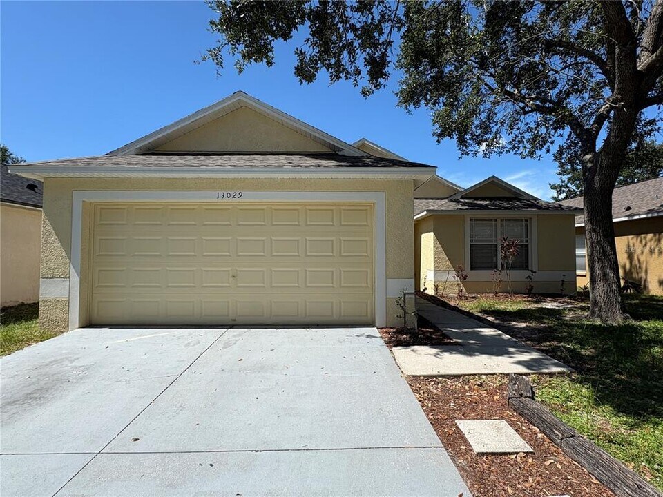 13029 Bridleford Dr in Gibsonton, FL - Building Photo