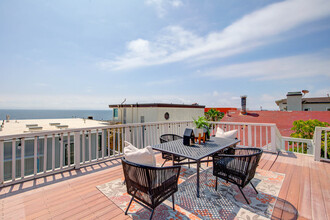 217 35th Pl, Unit #B in Manhattan Beach, CA - Building Photo - Building Photo