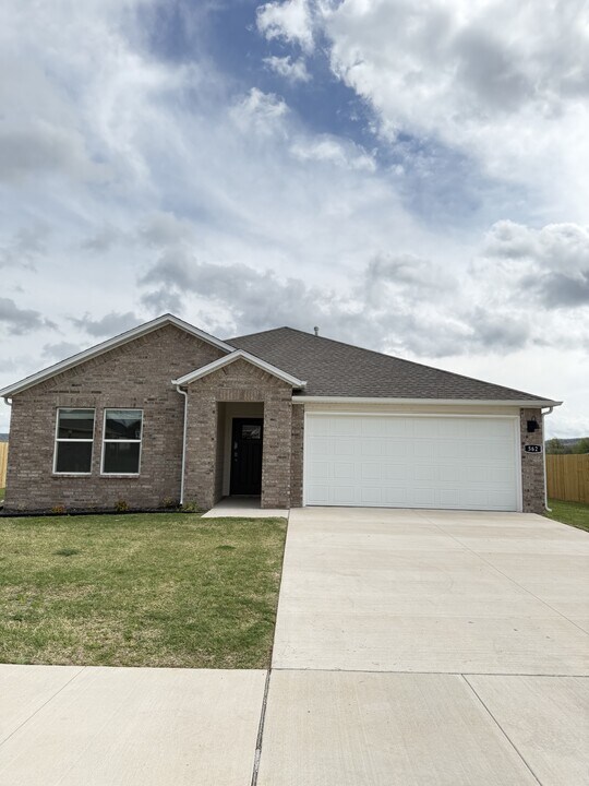 562 Arizona St in Farmington, AR - Building Photo