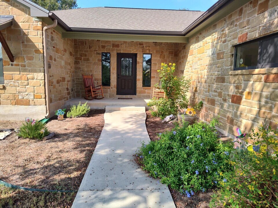 405 Woodlawn Dr in Kingsland, TX - Building Photo
