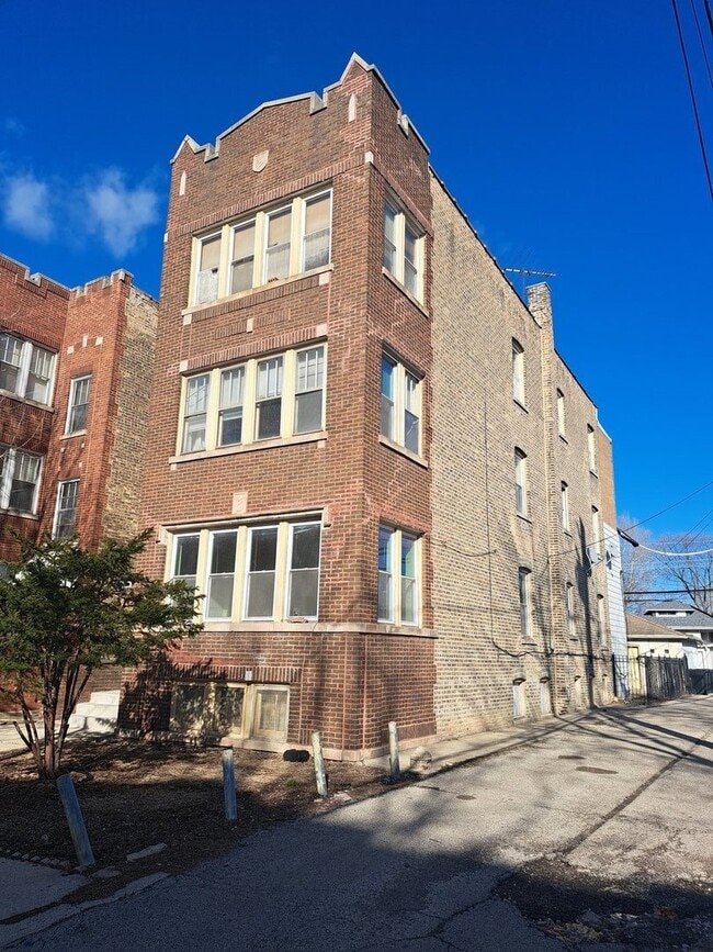 5015 N Springfield Ave Rentals in Chicago, IL