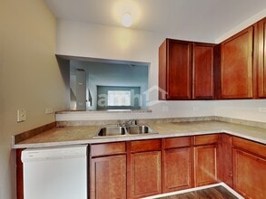 625 Cary Woods Cir in Cary, IL - Building Photo - Building Photo