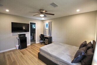 2113 21st Ave N in Texas City, TX - Building Photo - Building Photo