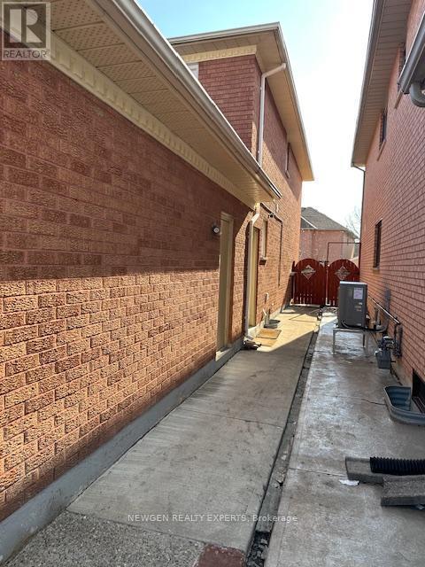 202 Fernforest Dr in Brampton, ON - Building Photo - Building Photo