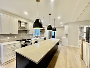 8 Robeson St, Unit 1 in Boston, MA - Foto de edificio - Building Photo