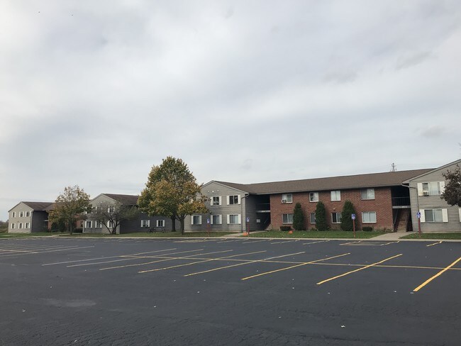 Farmington Manor in Farmington, NY - Foto de edificio - Building Photo