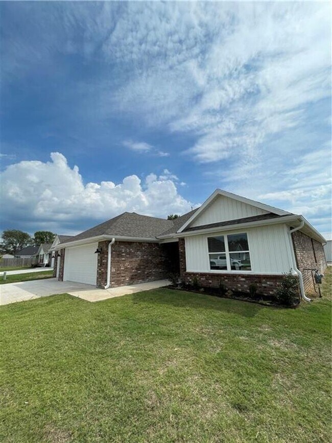 201 Pennington Ave in Prairie Grove, AR - Building Photo - Building Photo