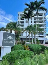 5415 Collins Ave in Miami Beach, FL - Foto de edificio - Building Photo