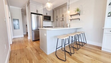 30 Polk St, Unit 408 in Boston, MA - Foto de edificio - Building Photo