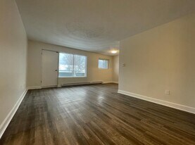 222 Queen St in Cobourg, ON - Building Photo