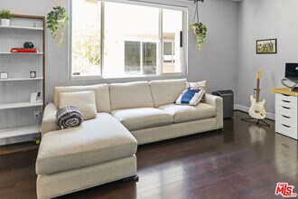 10609 Bloomfield St in Los Angeles, CA - Building Photo - Building Photo