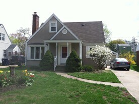 2332 Monroe Ave NE in Grand Rapids, MI - Building Photo