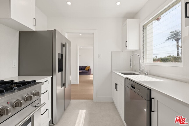 8210 Clinton St in Los Angeles, CA - Building Photo - Building Photo