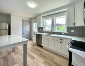 17 Elton Rd in Milton, MA - Foto de edificio - Building Photo