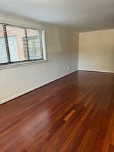 2725 39th St NW, Unit 215 in Washington, DC - Foto de edificio - Building Photo