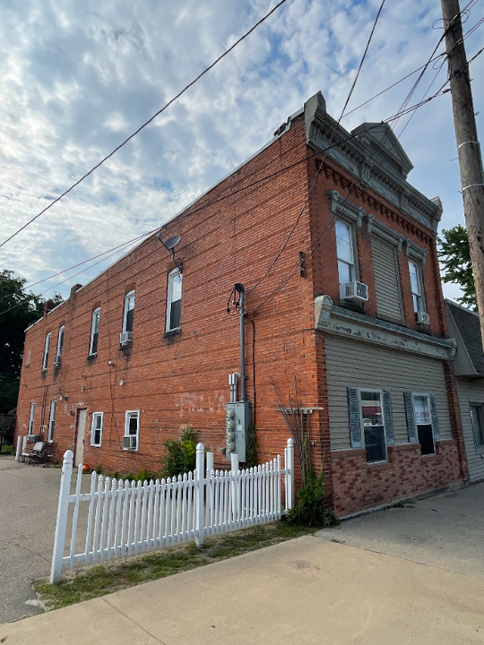 140 S Saginaw St in Byron, MI - Building Photo