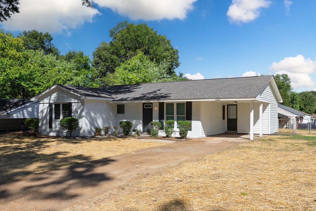 1860 Brookhaven Dr in Southaven, MS - Foto de edificio