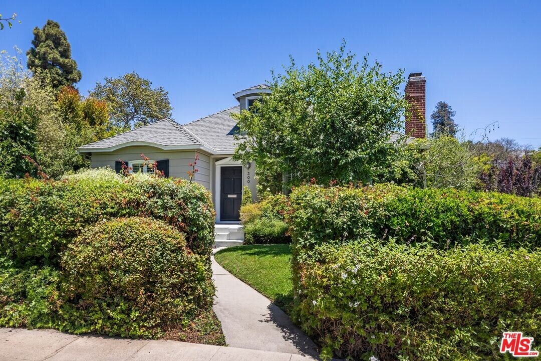 300 N Bowling Green Way in Los Angeles, CA - Building Photo