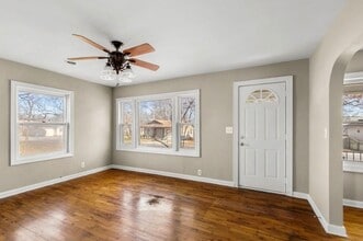 201 S Delaware St in Nixa, MO - Foto de edificio - Building Photo