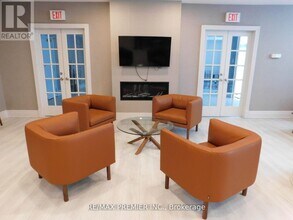 39 Oneida Crescent in Richmond Hill, ON - Building Photo - Building Photo