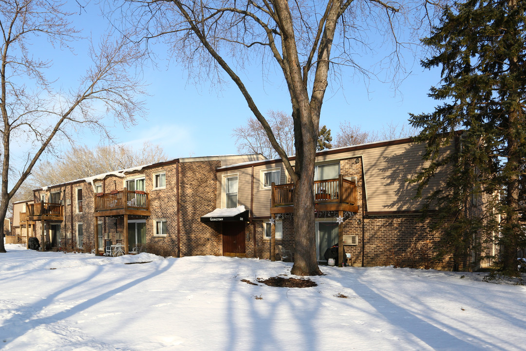 Georgetown Apartments in Palatine, IL - Building Photo