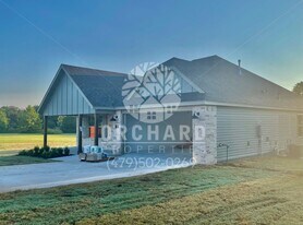 8 McDole Ln in Bella Vista, AR - Building Photo