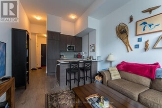 297 College St in Toronto, ON - Building Photo - Building Photo