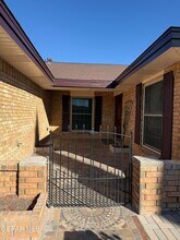 3245 Nederland Ln in El Paso, TX - Foto de edificio - Building Photo