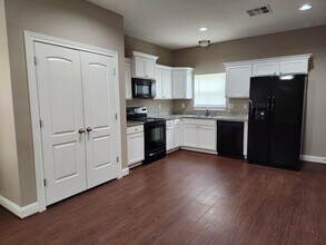 905 Nolan St in Navasota, TX - Building Photo - Building Photo