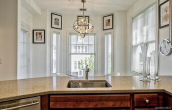 323 Roosevelt Way in Westbury, NY - Building Photo - Building Photo