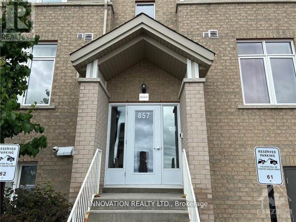 857 Blackcomb Private in Ottawa, ON - Building Photo