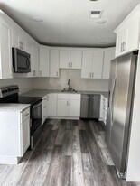 43 Towpath Rd in Levittown, PA - Building Photo