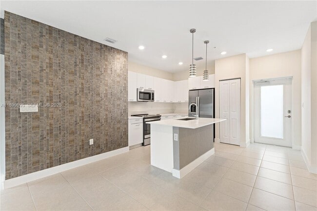 8001 NW 41st St in Doral, FL - Building Photo - Building Photo