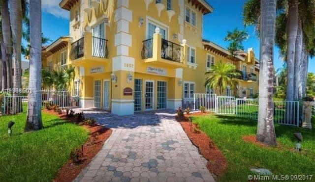 1657 Tyler St in Hollywood, FL - Building Photo