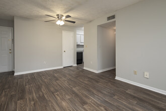 Stratford Village in Montgomery, AL - Building Photo - Interior Photo