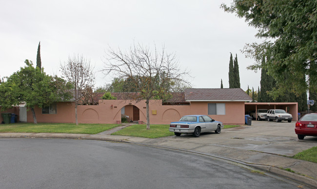 581 Tulane Way in Turlock, CA - Foto de edificio - Building Photo