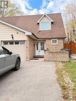 10 Salisbury Cir in Brampton, ON - Building Photo