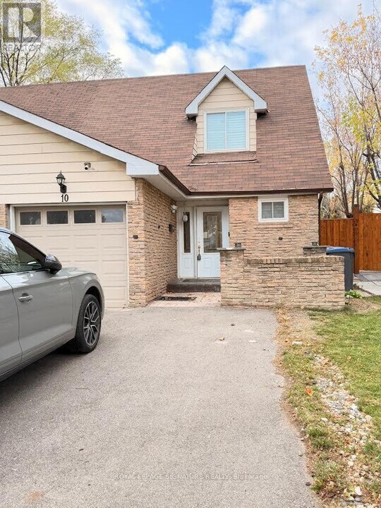 10 Salisbury Cir in Brampton, ON - Building Photo