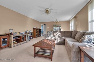 63 Hyannis St in Toms River, NJ - Foto de edificio - Building Photo