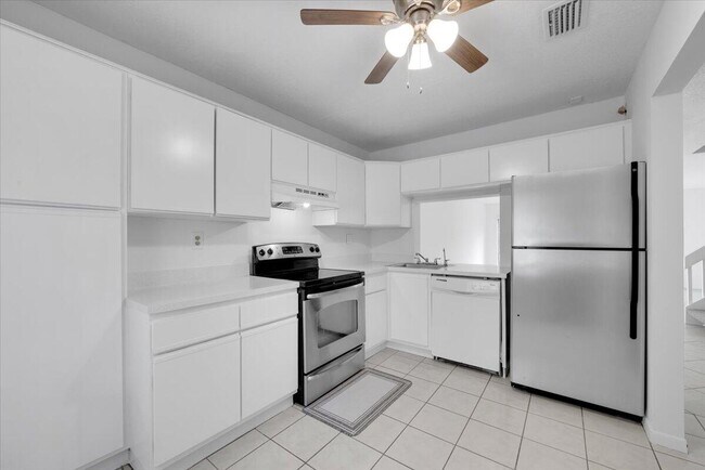 4718 NW 82nd Ave in Lauderhill, FL - Building Photo - Building Photo