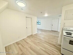 1077 Willow Branch Ave in Jacksonville, FL - Building Photo - Building Photo