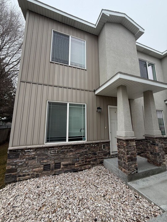 690 S Saturn Ave in Idaho Falls, ID - Building Photo