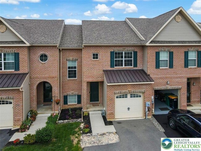 4492 Cottonwood Dr in Nazareth, PA - Foto de edificio - Building Photo