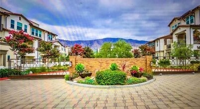 537 W Foothill Blvd in Glendora, CA - Building Photo - Building Photo